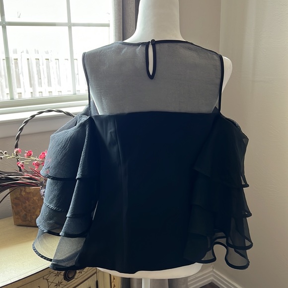 Elegant Black Shoulderless Bra in Blouse - Picture 4 of 6